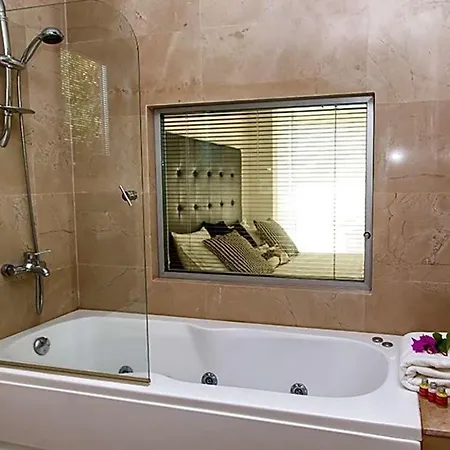 Islamlar Sleeps 8 Pool Air Con Wifi